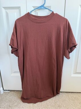 PEBBY BASICS SIDE SLIT TEE